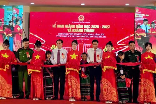 Ngày khai giảng đặc biệt của học sinh vùng biên Lâm Đồng