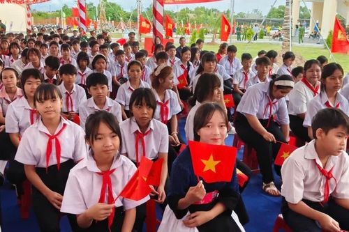 Đưa em đến trường, người chị gửi gắm mong ước về tương lai tốt đẹp