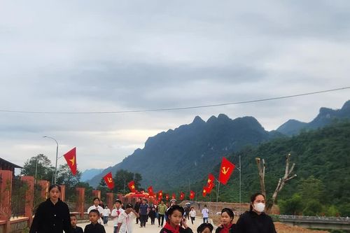 Chăm lo tốt hơn cho học sinh vùng khó