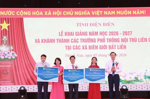 Trao sách tiếp thêm sức mạnh cho học trò ở trường mới vùng biên