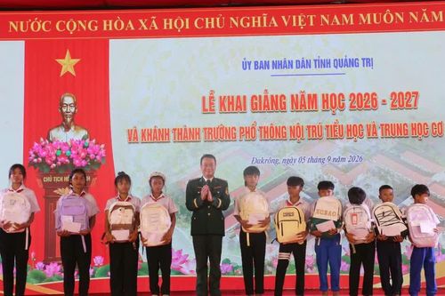 Biên phòng Quảng Trị tiếp sức cho học sinh khó khăn ở biên giới ngày khai trường