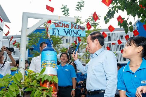 Phó Thủ tướng Lê Tiến Châu thăm học sinh Trường Hy Vọng