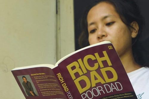 Tác giả sách dạy làm giàu kinh điển 'Cha giàu, cha nghèo' ôm nợ khủng, dư luận Trung Quốc dậy sóng