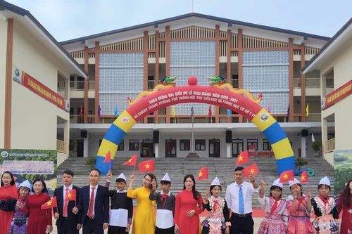 Không khí rộn ràng trước giờ khai giảng năm học mới ở biên giới Lào Cai