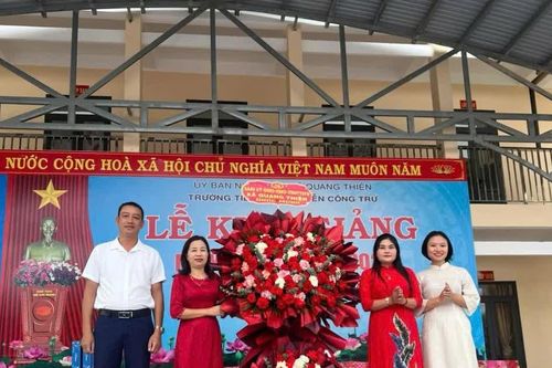 Hàng trăm nghìn học sinh Ninh Bình rộn ràng bước vào năm học mới