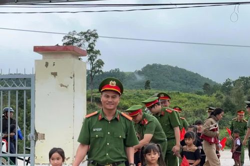 Quảng Ngãi: Công an xã vùng khó nắm tay các em nhỏ Xơ Đăng tựu trường