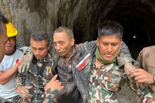 Công dân Trung Quốc sống sót sau 10 ngày mắc kẹt trong đường hầm Nepal