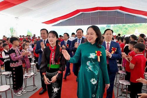 Phó Chủ tịch nước Võ Thị Ánh Xuân dự khai giảng năm học mới tại Chiềng Sơn
