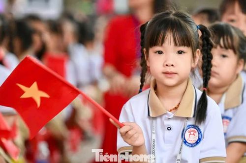 Khai giảng ở xã đảo duy nhất Hà Nội, học sinh không còn phải qua sông đến trường