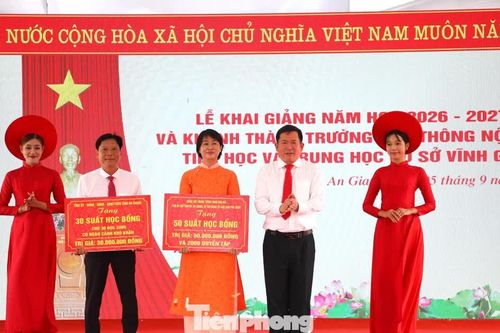 Ông Đinh Văn Nơi tặng 50 triệu đồng, 2.000 quyển vở cho học sinh khó khăn từ tiền cá nhân