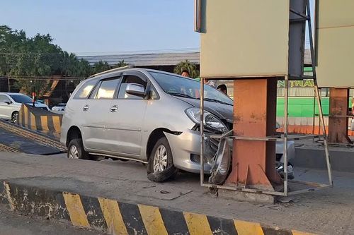 Ô tô chở 6 người mất lái đâm trạm thu phí cao tốc TPHCM - Trung Lương
