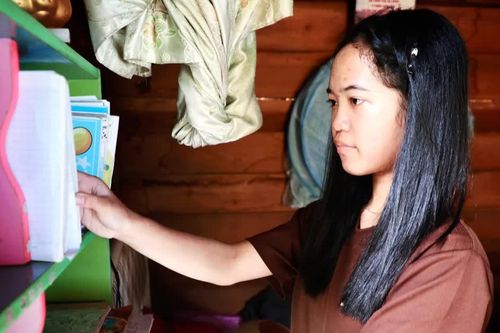 Nữ sinh M'nông đậu trường nội trú sau một lần lỡ hẹn vì thiếu 0,5 điểm