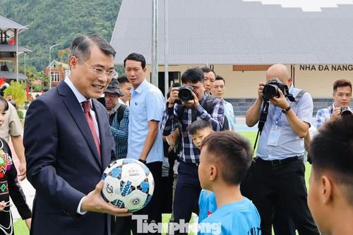 Thủ tướng chuyển quà Tổng Bí thư, Chủ tịch nước Tô Lâm tặng học sinh vùng cao