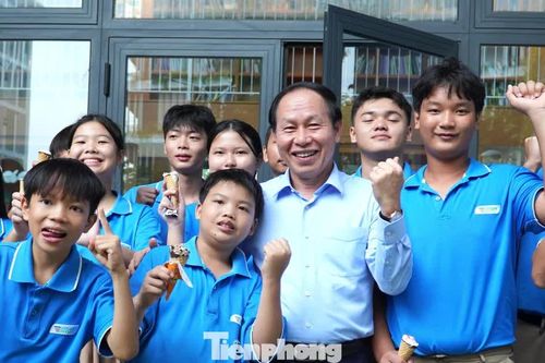 Phó Thủ tướng nói với học sinh trường Hy Vọng: Qua giông bão, chúng ta sẽ mạnh mẽ hơn!