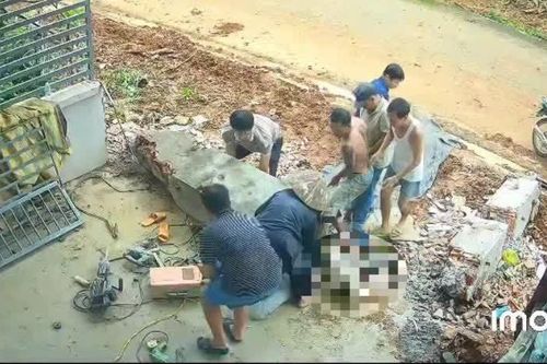 Tháo dỡ cổng nhà, người đàn ông bị trụ bê tông đè tử vong