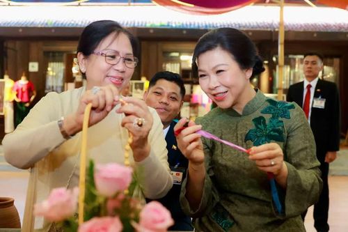 Phu nhân Tổng Bí thư, Chủ tịch nước Tô Lâm cùng phu nhân Tổng thống Myanmar thăm làng lụa Vạn Phúc