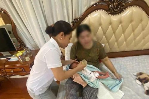 Một phụ nữ che kín mặt bỏ lại bé trai còn cuống rốn trước cửa nhà ở TPHCM
