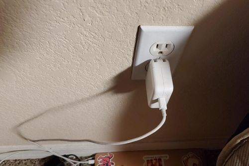 Vì sao nên rút sạc điện thoại khỏi ổ điện sau khi sử dụng?