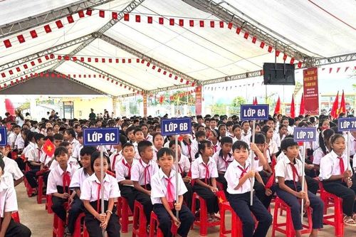 Thầy cô giáo vượt 18km đường rừng đón 83 học sinh dự lễ khai giảng