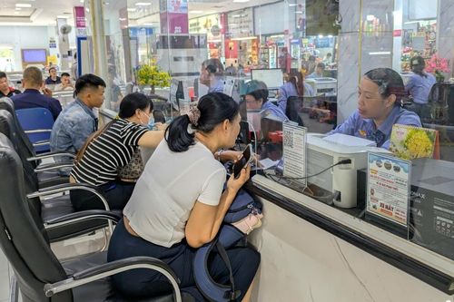 Người dân đến ga Sài Gòn từ 3h sáng 'săn' vé tàu Tết Đinh Mùi