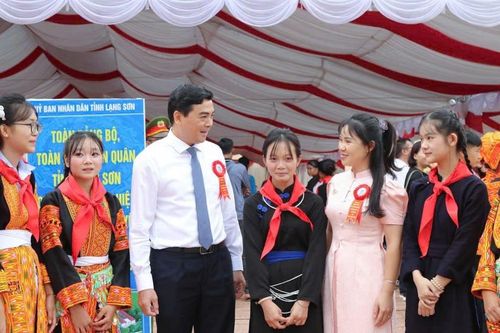 Lãnh đạo Bộ Dân tộc và Tôn giáo tham dự ngày khai trường ở vùng biên