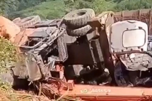 Ô tô chở máy múc bị lật, đè trúng hai vợ chồng ở Nghệ An