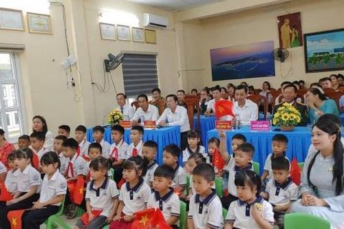 Học sinh nơi đảo xa Hải Phòng khai giảng năm học mới