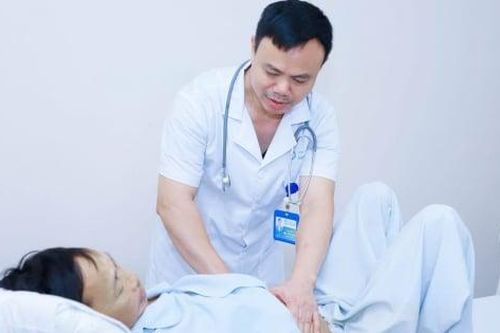 Người đàn ông nôn gần 2 lít máu sau nhiều năm uống rượu