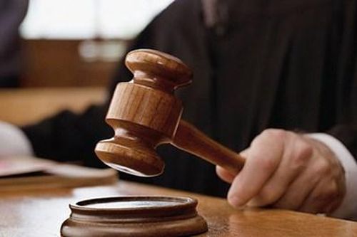 Chủ hộ kinh doanh hầu tòa vì bán 458 đôi giày giả nhãn hiệu