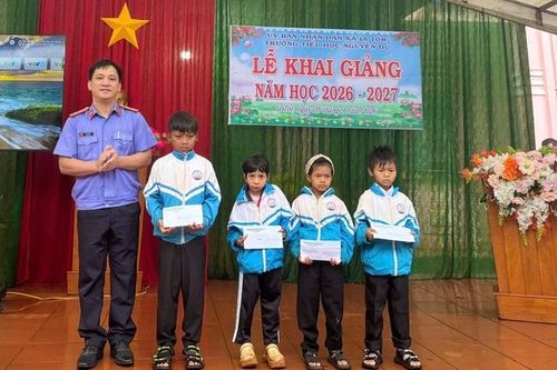 Viện kiểm sát chung tay tiếp sức cho học sinh nghèo trong năm học mới