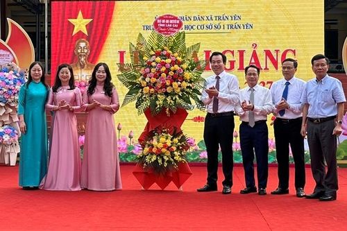 Viện trưởng VKSND tỉnh Lào Cai dự Lễ khai giảng tại Trường THCS số 1 Trấn Yên