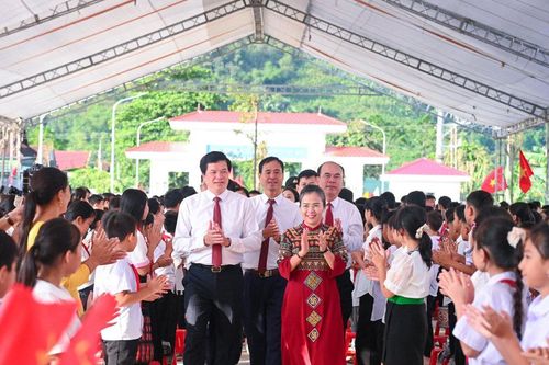 Phó Bí thư Tỉnh ủy Võ Thị Minh Sinh dự lễ khánh thành và khai giảng tại Trường Phổ thông nội trú Tiểu học và THCS Môn Sơn