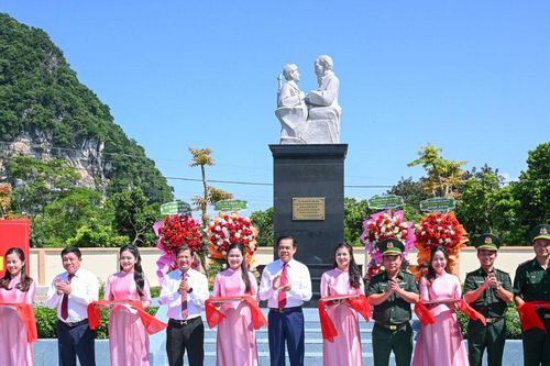 Chủ tịch UBND tỉnh Võ Trọng Hải dự lễ khánh thành Tượng đài 'Nghe lời non nước'