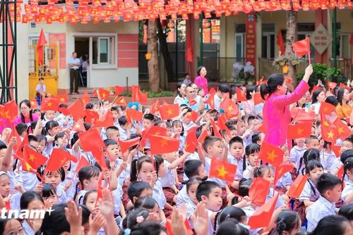 Hà Nội: Rực rỡ sắc cờ và nụ cười trong ngày hội toàn dân đưa trẻ đến trường