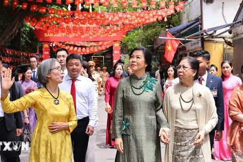 Phu nhân Tổng Bí thư, Chủ tịch nước Tô Lâm và Phu nhân Tổng thống Myanmar tham quan làng lụa Vạn Phúc