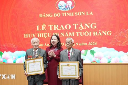 Phó Chủ tịch nước Võ Thị Ánh Xuân trao tặng Huy hiệu 80 năm tuổi Đảng tại Sơn La
