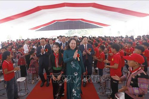 Phó Chủ tịch nước dự Lễ khai giảng tại Trường Phổ thông nội trú TH và THCS Chiềng Sơn, Sơn La