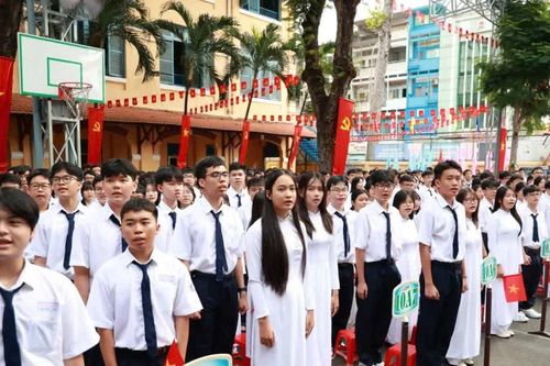 Khoảnh khắc trang nghiêm chào cờ trong ngày khai giảng năm học mới