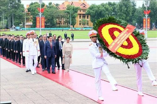 Tổng thống Myanmar và Phu nhân viếng Chủ tịch Hồ Chí Minh, tưởng niệm các Anh hùng liệt sĩ