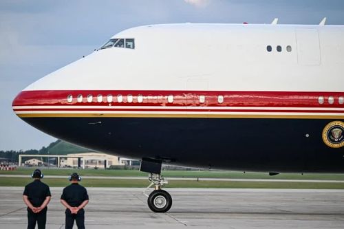 Tổng thống Trump dùng máy bay Qatar tặng công du châu Âu bất chấp lo ngại an ninh
