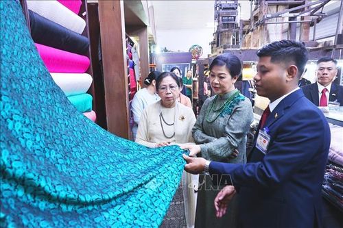 Phu nhân Tổng Bí thư, Chủ tịch nước Tô Lâm và Phu nhân Tổng thống Myanmar tham quan làng lụa Vạn Phúc