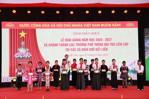 Tủ sách mới ở những ngôi trường nội trú khang trang