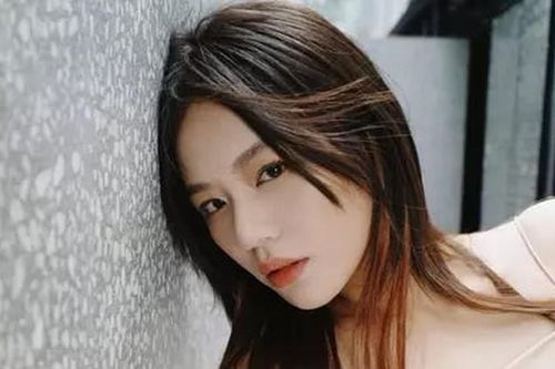 Ảnh hậu showbiz từng vật lộn với bệnh tật, tăng cân mất kiểm soát, nay 'lột xác' đẹp ná thở