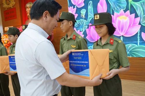 Ngày khai giảng đặc biệt: Gần 18.500 cuốn sách đến với học sinh ngôi trường đặc biệt