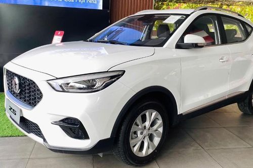 Loạt ô tô giá rẻ vẫn giảm giá trăm triệu đồng tại Việt Nam