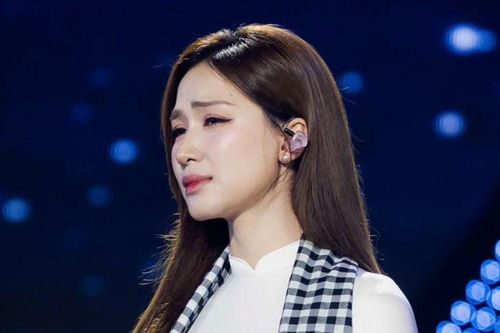 Một nữ ca sĩ tuyên bố về số tiền 1 tỷ liên quan Hòa Minzy