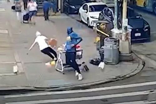 Giả vờ chạy bộ trên phố, người đàn ông hành động gây sốc với cụ bà 90 tuổi