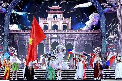 Trực tiếp chung kết Miss World 2026: Bảo Ngọc tự hào vẫy cờ mở màn đêm thi
