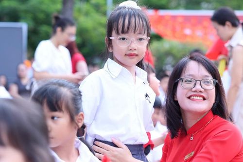 Cùng cô học trò nhỏ ngày đầu vào lớp Một