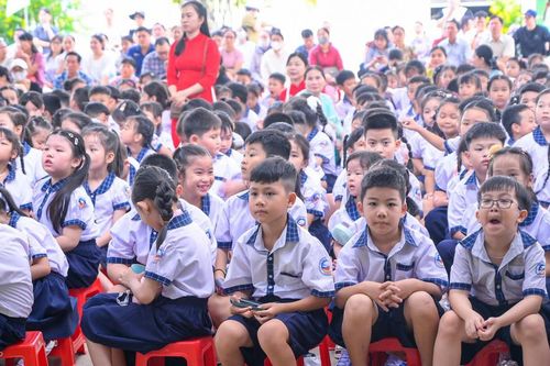 Học sinh vùng biên An Giang phấn khởi khi được học dưới ngôi trường mới